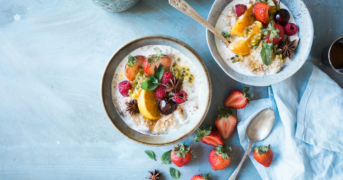 Dos tazones de avena con frutas sobre una mesa.