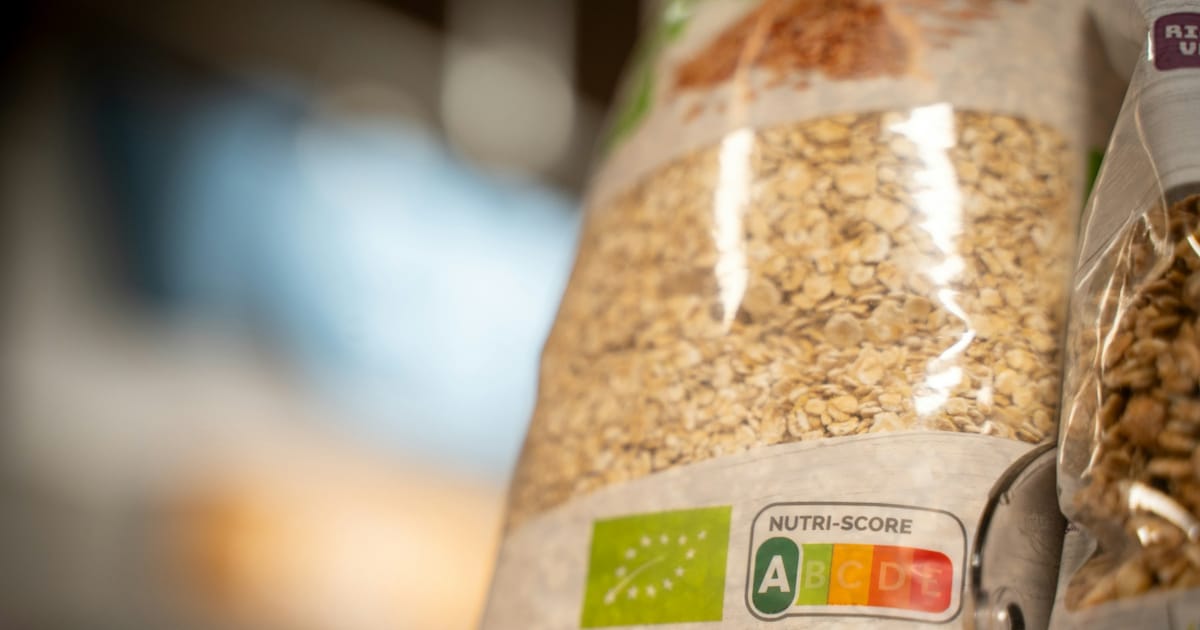 Una bolsa de avena con una etiqueta de nutri-score y un sello orgánico visibles.