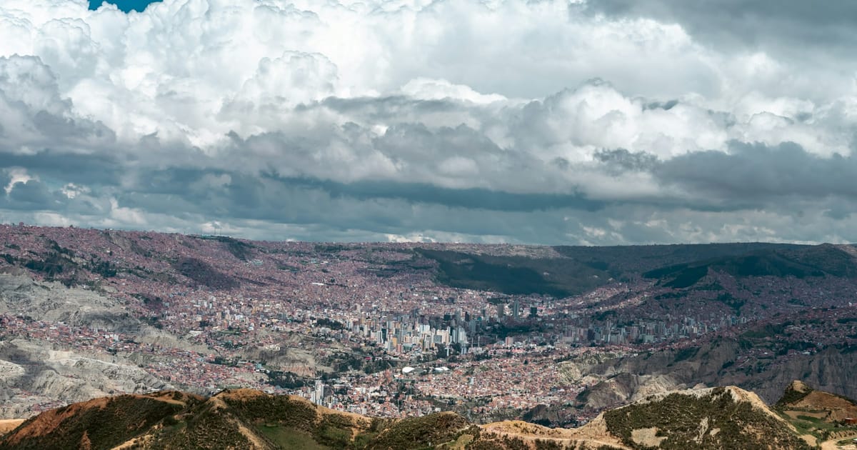 Vista de la ciudad de La Paz, Bolivia, extendida en un valle rodeado de montañas.