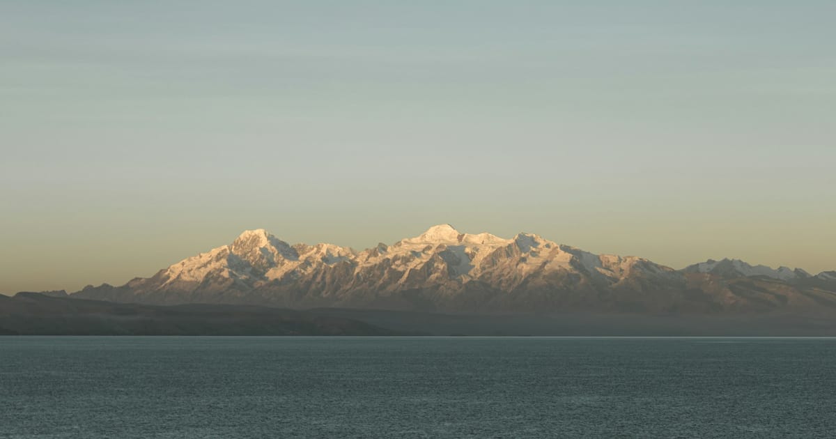Isla del Sol, con el agua del lago Titicaca y las montañas del altiplano boliviano al fondo.