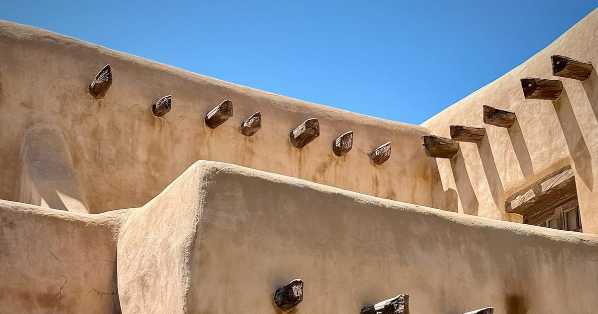 Una vivienda de adobe con una ventana, del tipo donde puede alojarse la vinchuca.