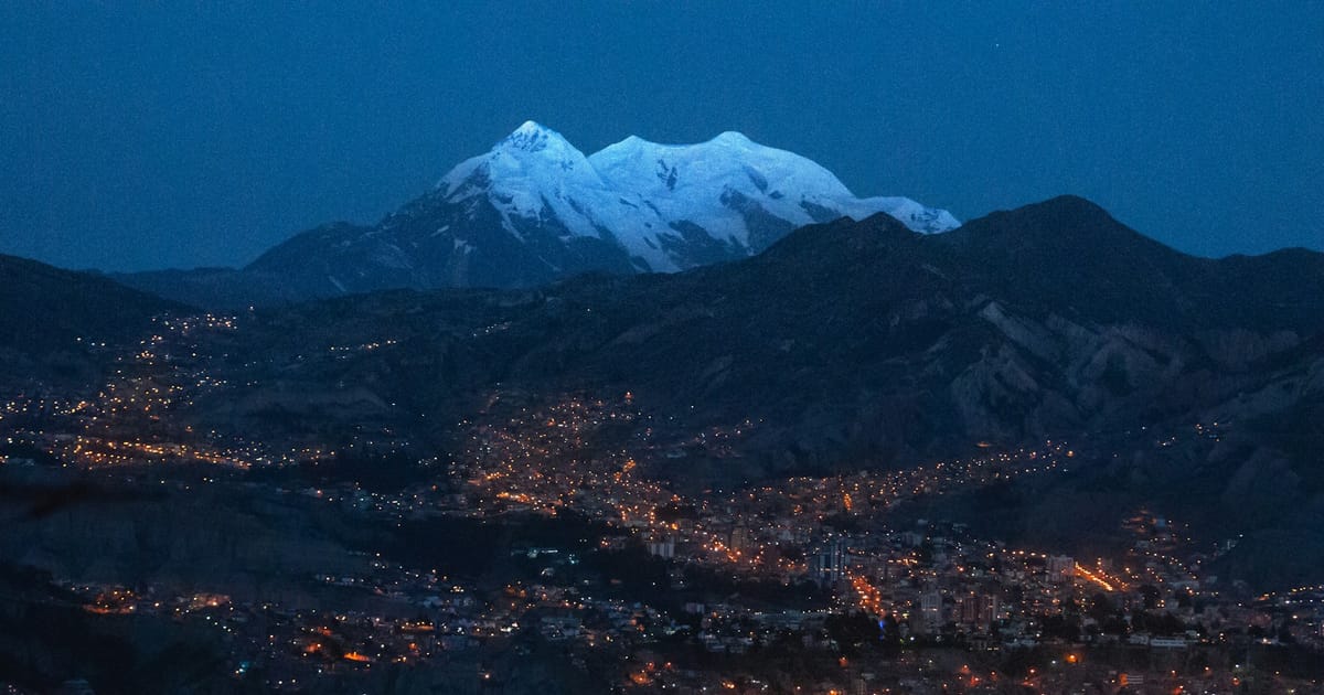 El nevado Illimani sobre la ciudad de La Paz al caer la tarde.