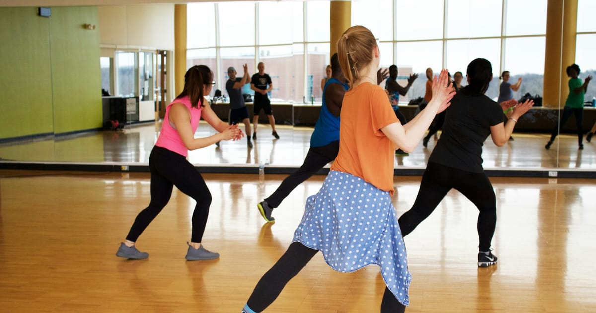 Grupo de personas bailando en una clase de ejercicio.